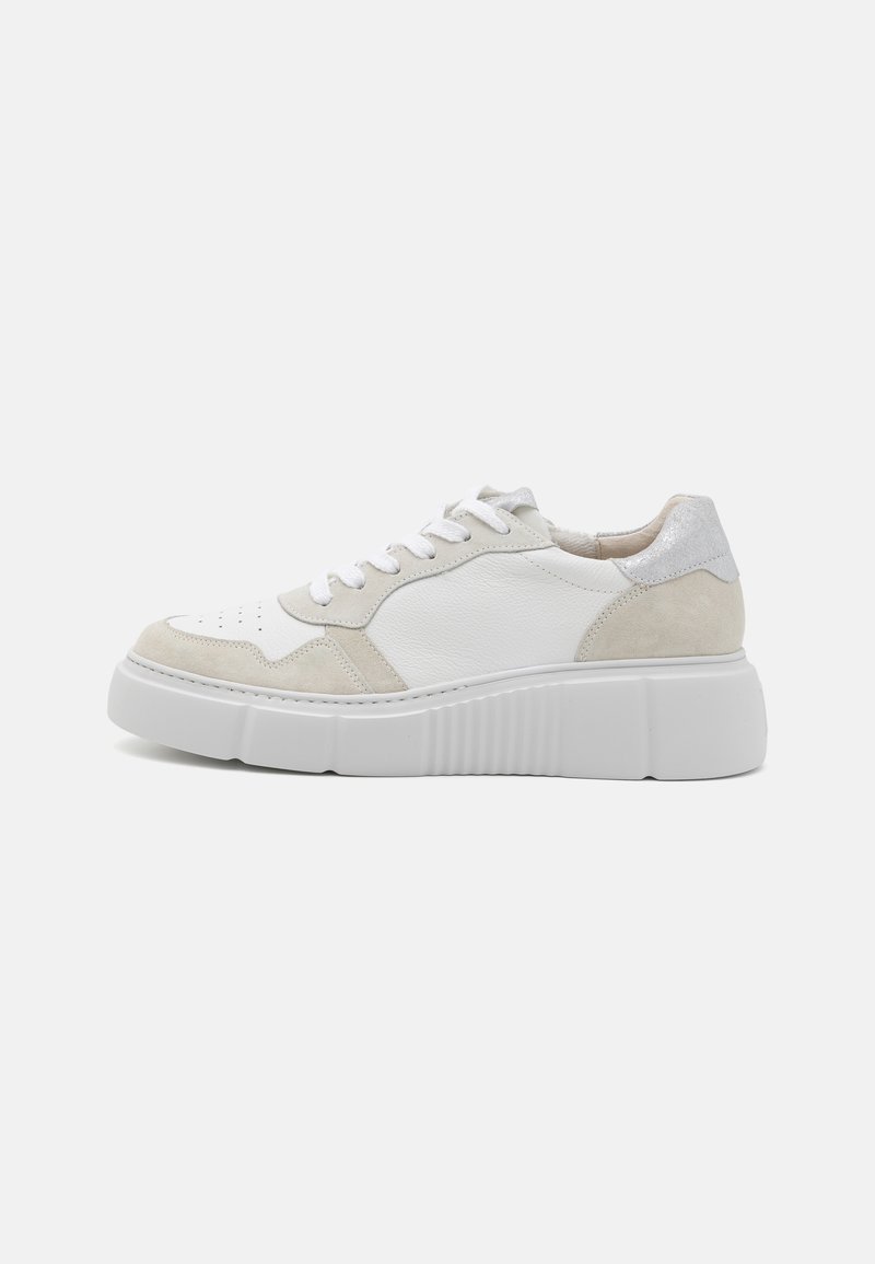 Fehér és bézs sneaker, texturált bőrrel és velúrral, párnázott nyakkal, vastag fehér talppal bordázott részletekkel. Ezüst kiegészítők a sarkán.