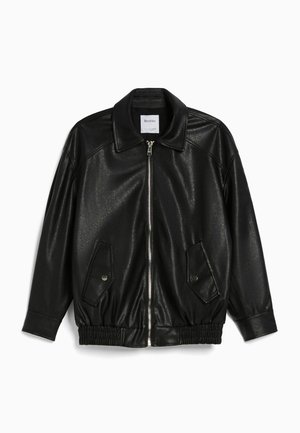 Veste noire en similicuir avec col, fermeture éclair devant, deux poches inclinées à boutons-pression et ourlet et poignets élastiqués froncés.