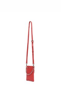 Borsa a tracolla rossa in pelle con finitura testurizzata, caratterizzata da un accento a catena e tracolla regolabile, con decorazioni hardware minimali.