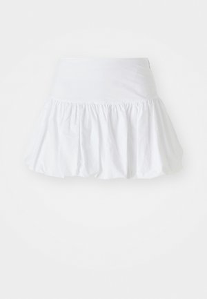 Saia branca com corte evasé, feita de tecido leve, apresentando um design gather e uma cintura elástica para conforto. Sem padrões ou detalhes visíveis.