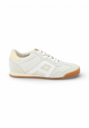 Witte lage sneaker met beige accenten, witte veters, een groot zijlogo "A" en een zool van rubber.