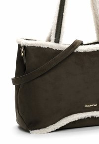 Borsa in finta suede verde oliva con un bordo bianco soffiato, dotata di una tracolla singola e dettagli in oro, dalla forma strutturata.