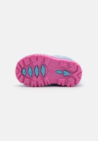Suela de zapato de goma rosa con acentos azules, que presenta patrones texturizados y tacos de tracción multidireccional para agarre y estabilidad.