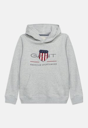 Lysegrå hættetrøje med frontlomme, med "GANT" logo, rød og hvid skjold med "1949" og teksten "American Sportswear".