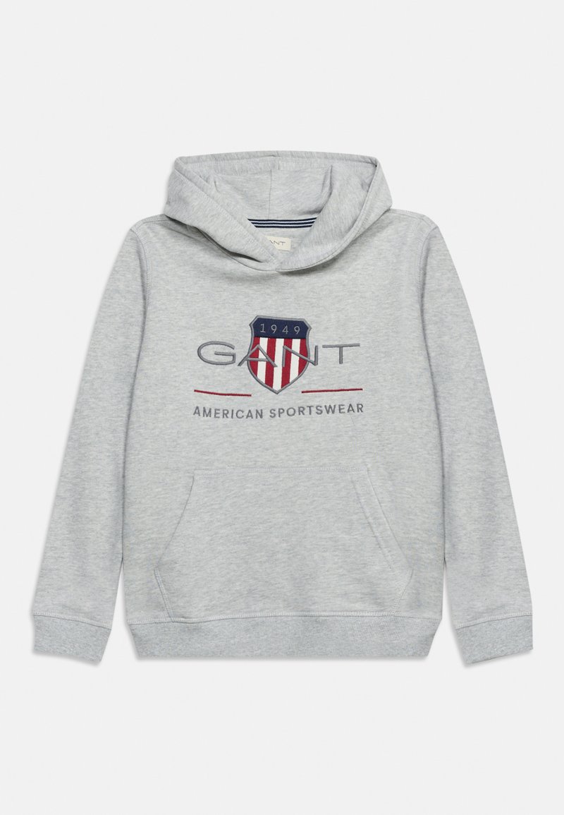 Ανοιχτό γκρι φούτερ με κουκούλα και μπροστινή τσέπη, με λογότυπο "GANT", κόκκινη και λευκή ασπίδα με το "1949" και το κείμενο "American Sportswear".