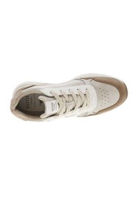 Baskets blanches et beige avec un dessus en mesh texturé et en cuir lisse, des détails perforés et une semelle en caoutchouc brun clair.