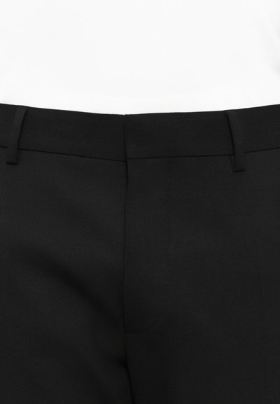 Schwarze Hosen aus glattem Stoff, mit tailliertem Bund, Gürtelschlaufen und scharfen Bügelfalten. Minimalistisches Design ohne Taschen.