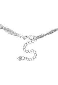 Collana in metallo argentato con un design a catena a serpente flessibile. Presenta un gancio a moschettone e una breve catena di estensione con un ciondolo decorativo.