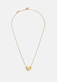 Halskette in goldfarbener Ausführung mit einer zarten Kette und einem herzförmigen Anhänger, der eine polierte Oberfläche und ein graviertes Markenlogo aufweist.