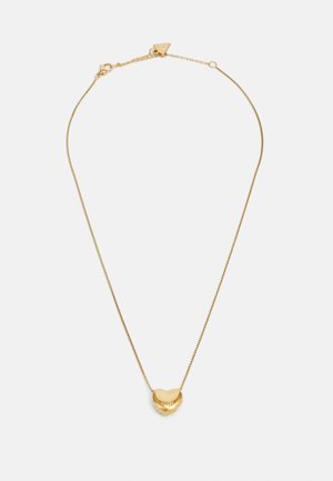 Gouden ketting met een delicate schakel en een hartvormige hanger met een gepolijste oppervlakte en gegraveerde merkdetails.