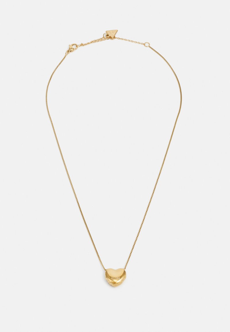 Halskette in goldfarbener Ausführung mit einer zarten Kette und einem herzförmigen Anhänger, der eine polierte Oberfläche und ein graviertes Markenlogo aufweist.