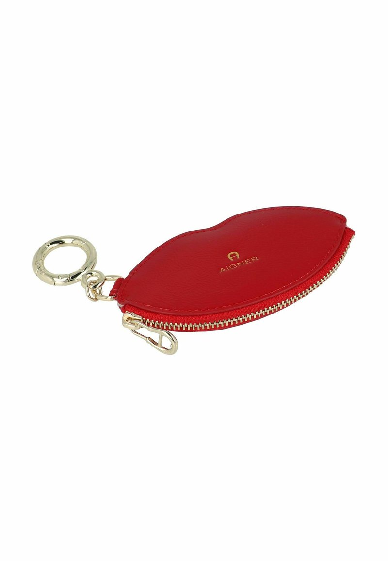 Borsellino portamonete in pelle rossa con zip dorata e anello per le chiavi. Ha un design a forma di labbro, caratterizzato da una superficie liscia e un logo in rilievo.