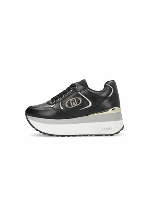 Zwarte platform sneaker met witte zool, gouden accenten, vetersluiting aan de voorkant en een geperst logo aan de zijkant.