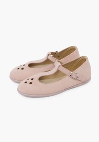 Zapatos estilo Mary Jane de ante rosa con puntera redonda, diseño cuadrado recortado en la caja de los dedos, correa ajustable y suela plana.