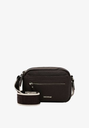 Brązowa skórzana torba na ramię o teksturowanej powierzchni, z kieszenią na suwak z przodu, regulowanym paskiem w wzór oraz detalem z logo na froncie.