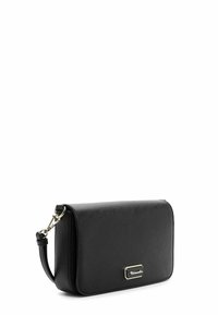 Zwarte synthetische leren clutch met een textuurafwerking, gouden hardware accenten en een afneembare schouderband. Klep sluiting, rechthoekige vorm.