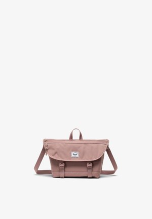 Stuifroze Herschel merk crossbody tas met voorflap, verstelbare band en twee gespsluitingen op witte achtergrond.