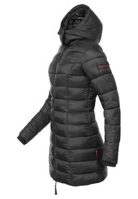 Veste matelassée noire avec capuche, comprenant des sections matelassées, une fermeture éclair à l'avant et des poignets côtelés. Accent rouge notable près de l'épaule.