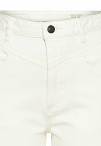 Hoch-taillierte Mom-Fit-Jeans aus weißem Denim, mit einem vorderen Knopfverschluss, Fronttaschen und gestickten Details an den Nähten.
