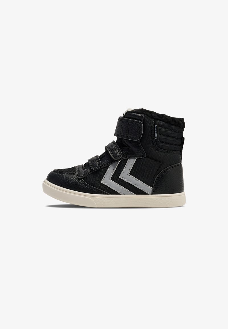 Svarta hög-top sneakers med kardborreband, med en texturerad läderliknande ovandel och grå chevrondesign. Vit gummisul.