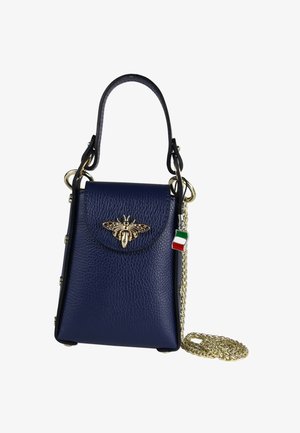 Marineblaues Lederhandtasche mit einer goldenen Bienenverzierung, rechteckiger Form, zwei Griffen und einem goldenen Kettenriemen. Mit einem kleinen Charme in Form der italienischen Flagge.