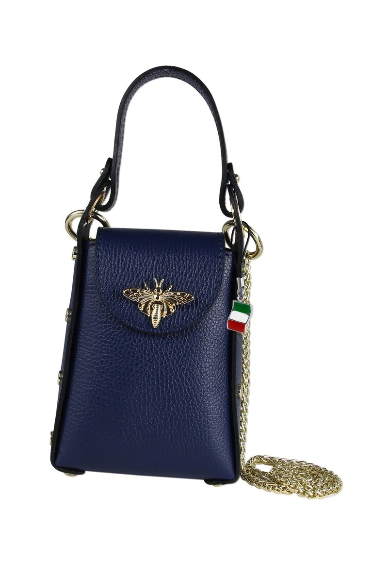 Sac à main en cuir navy avec un embellissement en forme d'abeille dorée, de forme rectangulaire, à doubles poignées et avec une bandoulière en chaîne dorée. Présente un petit charme en forme de drapeau italien.