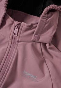 Rosa Jacke mit hohem Kragen, Frontreißverschluss und gerafften Säumen. Verfügt über kleine Logodetails und eine weiche Stoffstruktur.