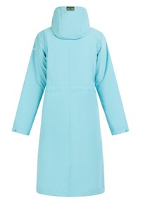 Palton albastru deschis, până la genunchi, cu glugă, având mâneci lungi și manșete cu nasturi. Material neted, rezistent la apă, cu detalii minime.