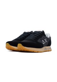 Scarpe da ginnastica nere e grigie con tomaia in suede e mesh, suola in gomma e testo "Corri più veloce" sul lato. Presentano lacci e colletto imbottito.
