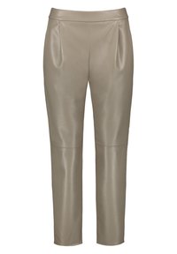 Grå byxor i konstläder med en slät yta, avsmalnande ben, veckade frontdetaljer och en midjehöjd som ligger på mellan. 