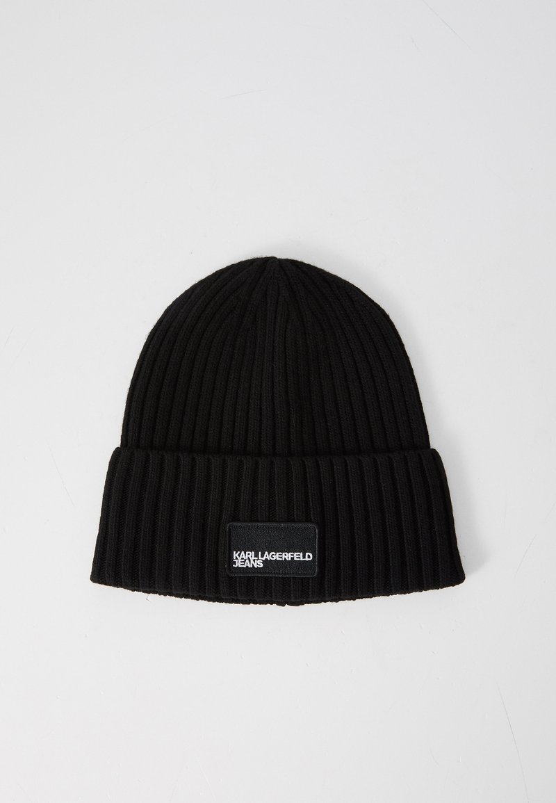 Must näpitud müts ribidega tekstuuriga, mille esiküljel on must silt valgete tähtedega tekstiga "KARL LAGERFELD JEANS".
