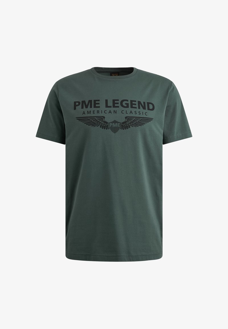 Camiseta de algodón verde oscuro de manga corta, con un gran logotipo impreso en negro "PME LEGEND AMERICAN CLASSIC" y detalles gráficos de alas.
