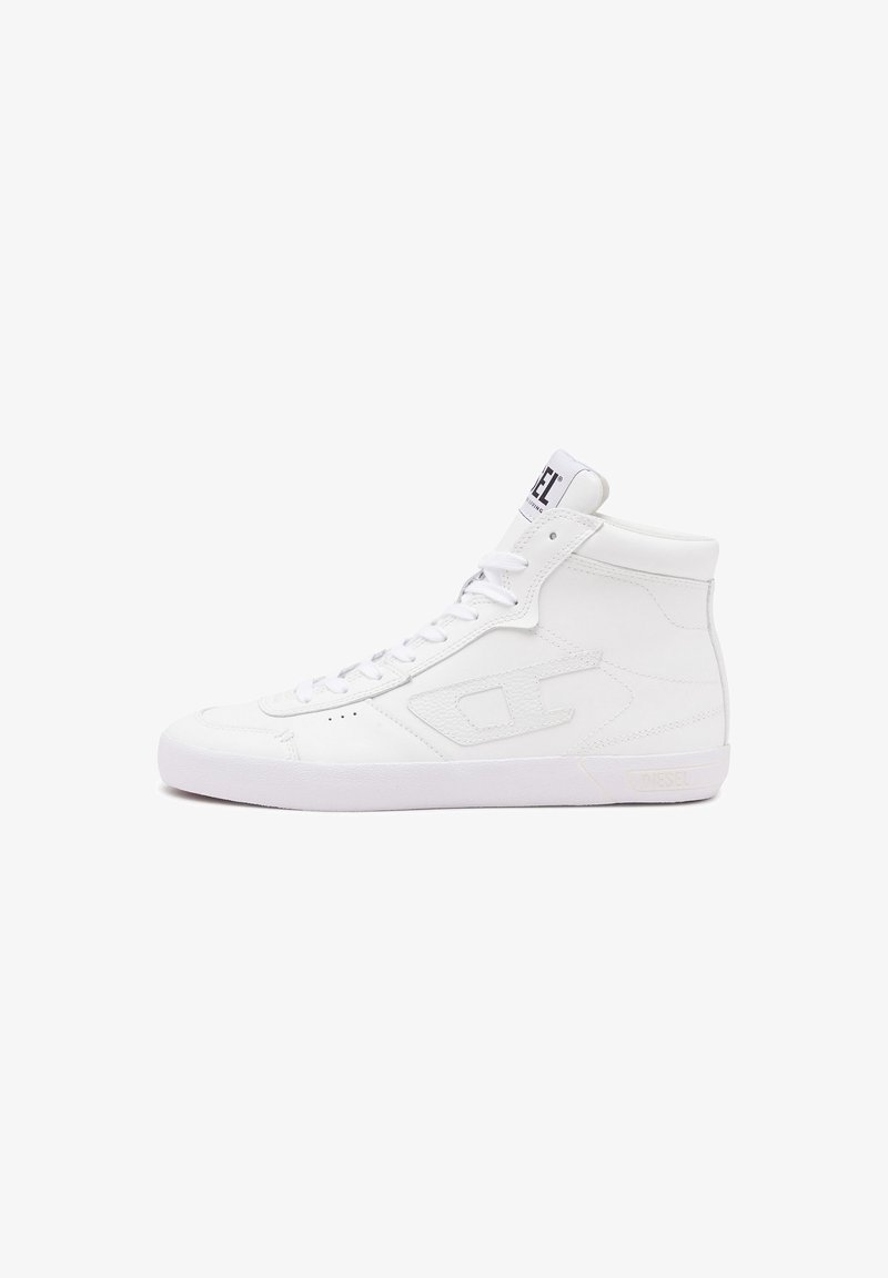 Bílé kožené sneakers vysokého střihu s texturovanými akcenty, plochými tkaničkami, gumovou podrážkou a decentním brandingem na jazyku a boku.