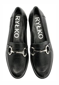 Czarne skórzane loafersy o teksturowanym wykończeniu, srebrne detale na pasku oraz markowe wkładki. Okrągły design czubka.