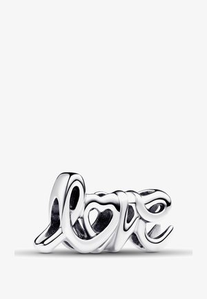 Ciondolo d'argento a forma della parola "amore", con lettere fluide e interconnesse decorate con accenti a forma di cuore e una finitura lucida.