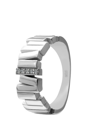 Silberring mit einem geometrischen Design, das abwechselnd flache und schräge Flächen aufweist; besetzt mit fünf runden, klaren Steinen in einer horizontalen Reihe.