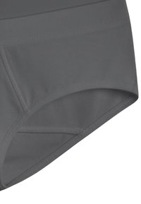 Grijze zwemshorts gemaakt van flexibel materiaal, met een gladde textuur, een lichte glans en stikseldetails langs de tailleband en zijkanten.