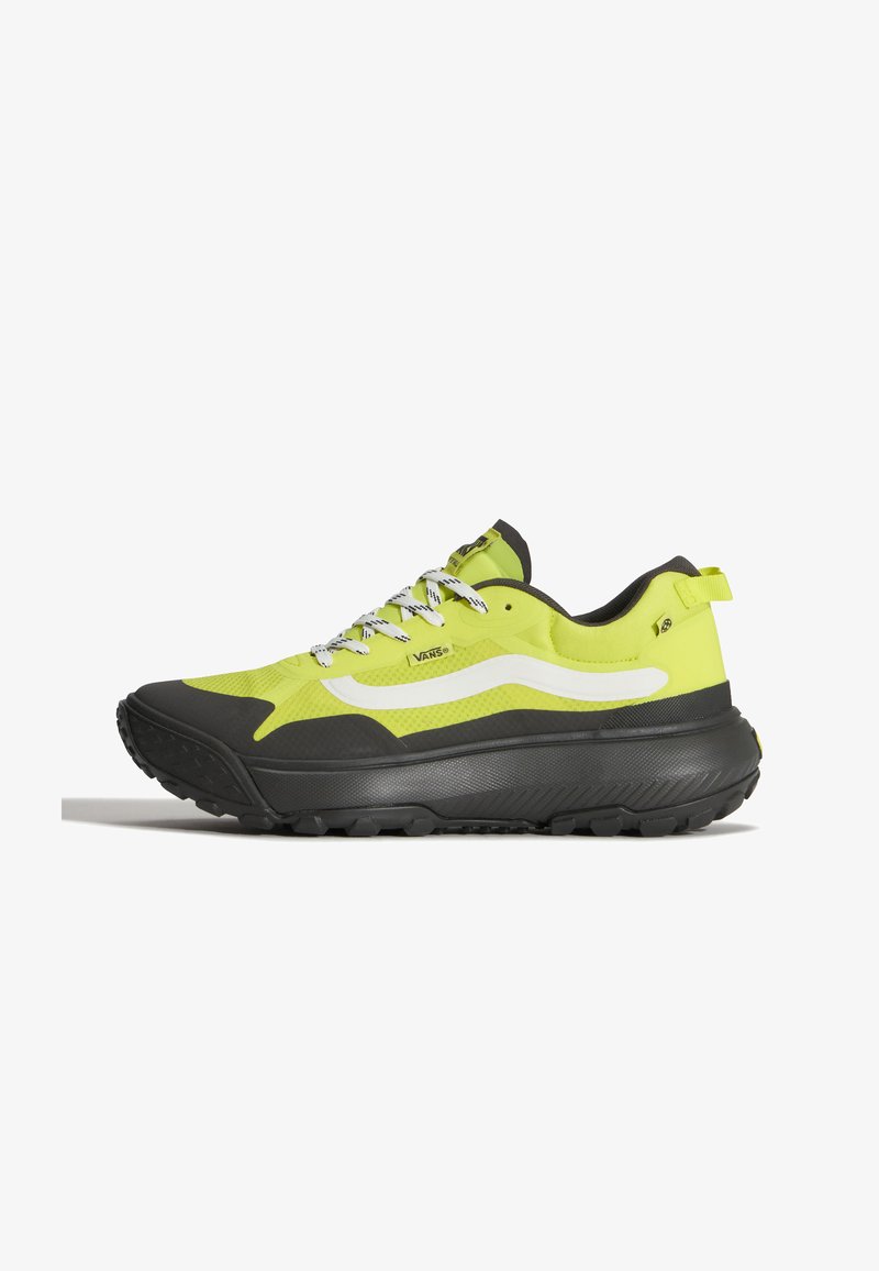 Baskets basses Vans jaunes et noires avec bande latérale blanche, semelle noire, lacets blancs et languette au talon, vues de l’extérieur.