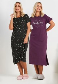 Två kvinnors nattklänningar: till vänster svart med flerfärgade stjärnor, till höger lila med "titta på stjärnorna" tryckt. Båda är knälånga.