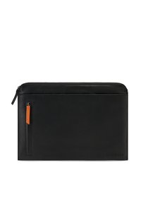Schwarze Laptop-Hülle aus Leder mit einem Reißverschluss, ausgestattet mit einem orangefarbigen Akzentanhänger und einer glatten, matten Textur. Dezente Markenpräsenz in der Ecke.