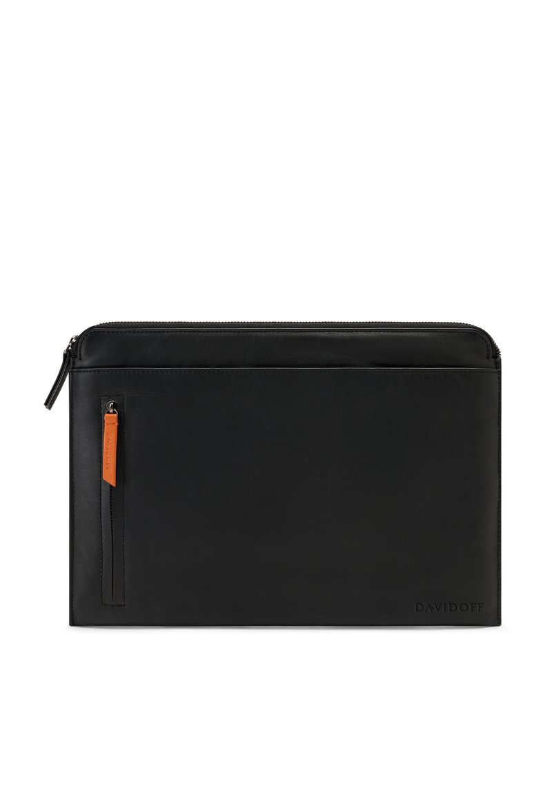 Schwarze Laptop-Hülle aus Leder mit einem Reißverschluss, ausgestattet mit einem orangefarbigen Akzentanhänger und einer glatten, matten Textur. Dezente Markenpräsenz in der Ecke.