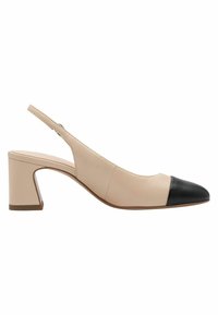 Escarpin slingback en cuir beige avec un embout noir, un petit talon bloc et des détails cousus le long du bord. Texture lisse sur toute la surface.