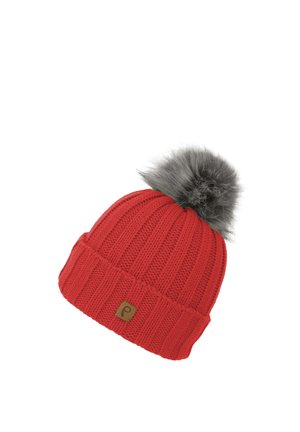 Rote gestrickte Mütze mit geripptem Muster, die oben einen grauen Kunstfell-Pompom und ein kleines braunes Leder-Logo-Patch am Umschlag hat.