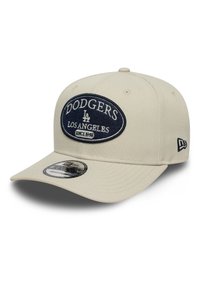 Beige Baseball Cap mit einem großen, navyfarbenen Patch, auf dem "DODGERS", "LA" und "LOS ANGELES SINCE 1958" steht. Strukturierter Design mit einem gebogenen Schild.