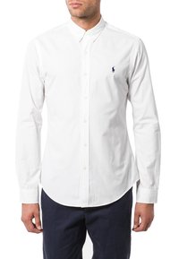 Weißes Hemd aus Baumwolle mit Knöpfen, klassischem Kragen, langen Ärmeln und einem kleinen blauen Logo auf der Brust. Glatte Textur, taillierte Passform.