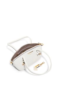 Sac à main en cuir blanc avec quincaillerie dorée, fermeture éclair et une seule anse. L'intérieur présente une doublure beige et une poche latérale.