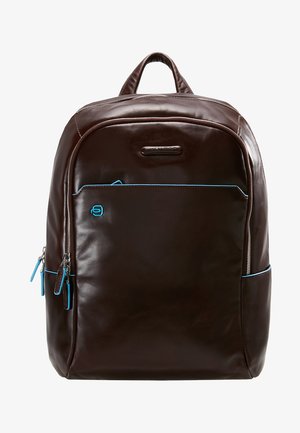 Zaino in pelle marrone con una texture liscia, dotato di una tasca frontale con zip, accenti blu e una maniglia superiore per un facile trasporto.