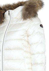 Giubbotto bianco imbottito con cappuccio in pelliccia sintetica marrone removibile, chiusura con zip, texture trapuntata e patch con logo sulla manica sinistra.