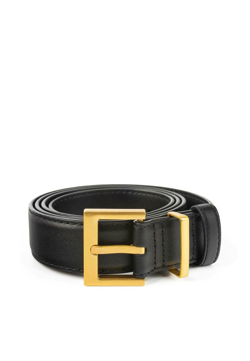 Zwarte leren riem met een gladde textuur, voorzien van een gouden rechthoekige gesp en een gestikte rand. De riem is opgerold ter presentatie.