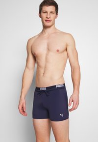 Puma - SWIM MEN LOGO TRUNK - Swimming trunks - navy Thumbnail Image 1